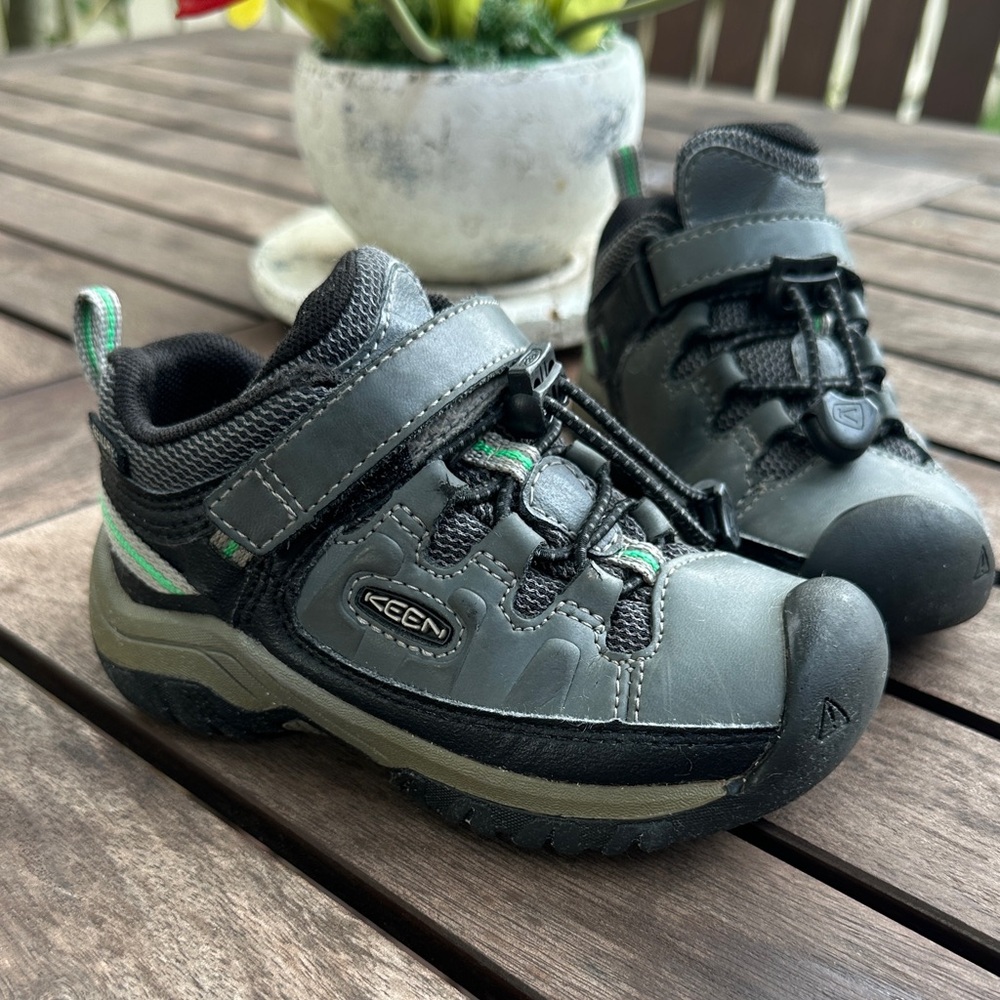 Keen Targhee Waterproof Shoes size 8 kids
